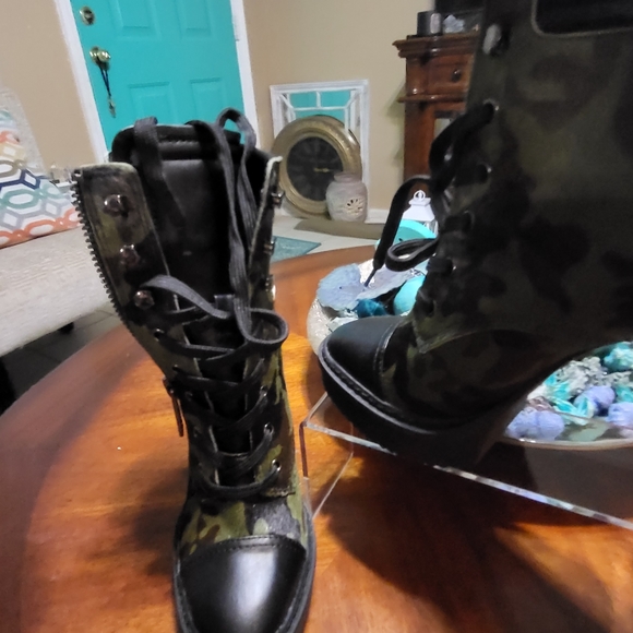 DKNY Camo VERY SEXY ANKLE BOOTIES - Picture 6 of 10